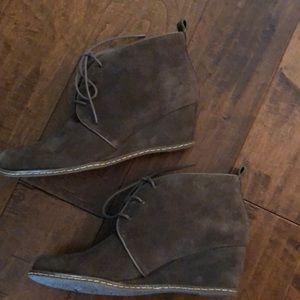 Boot shoes w/ heel in tan suede.